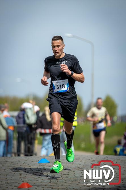 Volle terrassen, bruisende kleedjesmarkt en sportieve Wallenloop: Elburg leeft tijdens koningsdag! - &copy; NWVFoto.nl